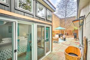Casa con patio con cama y puertas correderas de cristal en Luxury Spa Retreat Private Courtyard and More!, en Hastings