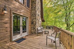 una terraza de madera con sillas y mesas. en Serene Lewisburg Lakefront Retreat with Dock, en Lewisburg