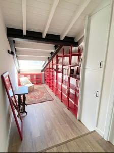 sala de estar con armarios rojos y mesa en Bluu House, en Llanes