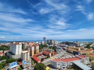 uma vista aérea de uma cidade com edifícios e o oceano em homestay seaview ainee - Muslim sahaja em Kuala Terengganu