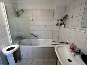 ein Badezimmer mit einer Badewanne, einem WC und einem Waschbecken in der Unterkunft Ferienwohnung Michelle klimatisiert Alemannenstr 1 in 77977 Rust in Rust