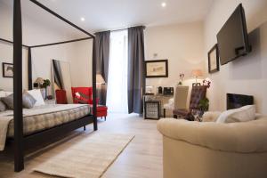 1 dormitorio con 1 cama y sala de estar con sofá en Town House 62, en Roma