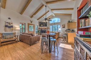 Galeriebild der Unterkunft Charming Coppertop Cloudcroft Cabin 3 Mi to Ski in Cloudcroft