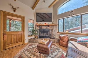 sala de estar con chimenea y ventana en Charming Coppertop Cloudcroft Cabin 3 Mi to Ski, en Cloudcroft