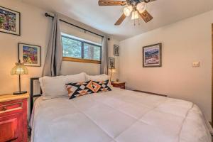 1 dormitorio con 1 cama grande y ventilador de techo en Charming Coppertop Cloudcroft Cabin 3 Mi to Ski, en Cloudcroft