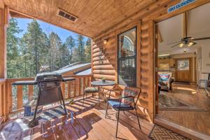 vistas a una terraza con parrilla y sillas en Charming Coppertop Cloudcroft Cabin 3 Mi to Ski, en Cloudcroft