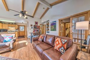 Galeriebild der Unterkunft Charming Coppertop Cloudcroft Cabin 3 Mi to Ski in Cloudcroft