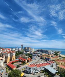 uma vista aérea de uma cidade com edifícios e o oceano em homestay seaview ainee - Muslim sahaja em Kuala Terengganu