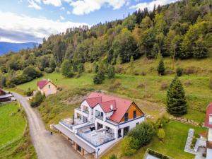 an aerial view of a house on a hill at Doppellodge in Sankt Lorenzen ob Murau