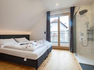 a bedroom with a king sized bed and a shower at Doppellodge in Sankt Lorenzen ob Murau
