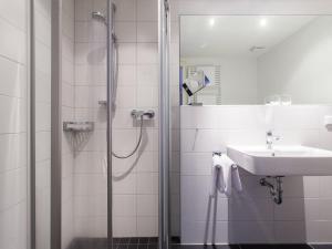 Phòng tắm tại Romantik Hotel zur Sonne