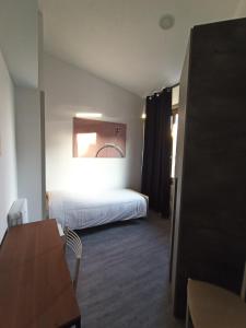 una camera con un letto e un tavolo in una stanza di Airport Boulevard Guesthouse a Grassobbio