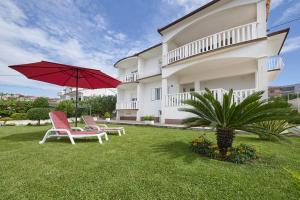 Vonkajšia záhrada v ubytovaní Apartments by the sea Okrug Gornji, Ciovo - 20055