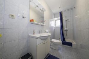 Bilik mandi di Apartments with parking space Lopar, Rab - 20169 +31 gambar