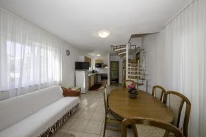 Televisyen dan/atau pusat hiburan di Apartments with parking space Lopar, Rab - 20169