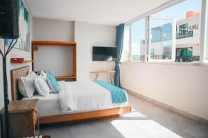 ラブハン・バジョにあるHarbour Komodo Hotelのベッドルーム1室(ベッド1台、大きな窓付)