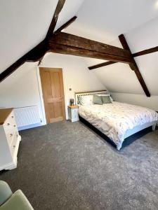 Un dormitorio con una cama en un ático en Apt D in Old Grade 2 Converted Farmhouse, en Market Weighton
