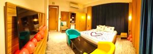 um quarto com uma cama e cadeiras num quarto em Karbala blazma em Karbala