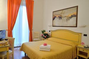 Postel nebo postele na pokoji v ubytování Hotel Vasari