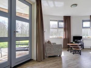 TV a/nebo společenská místnost v ubytování Unique holiday home in Noordwolde with garden