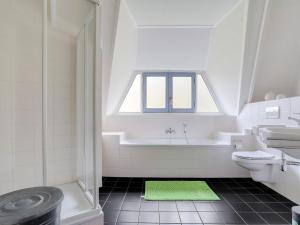 Koupelna v ubytování Unique holiday home in Noordwolde with garden + 32 fotografií