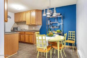 a kitchen with a table and chairs in a room at Beaver Creek 2 Bed 2 Bath Condo 1 MIN Walk to Elk Lot in Avon