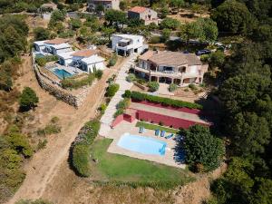 - une vue aérienne sur une maison avec une piscine dans l'établissement Au coeur de l'arriere Pays Rez de chaussé de Villa DOMAINE A PRESA, à Sartène