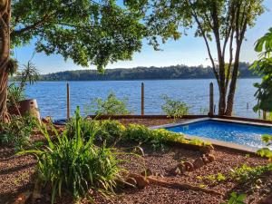 una piscina con vistas al agua en La Casa Del Lago URUGUA-Í en Puerto Iguazú