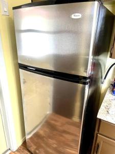 - un réfrigérateur en acier inoxydable dans la cuisine dans l'établissement New! Fun just 20 min from Dallas 3-BRM Home, à Garland