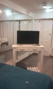 un monitor de ordenador en un escritorio en una habitación en Dpto 2 pers x dia 20mil PESOS en Tres Arroyos