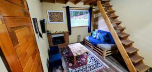 ein Wohnzimmer mit einer Treppe und einem blauen Sofa in der Unterkunft A CASA AMALELA in Gonçalves