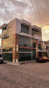 Casa Tacuba / Amplio Departamento moderno con terraza في تيبيك: مبنى متوقف امامه سيارة