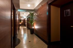 岡山的住宿－ホテルウォーターゲート岡山，墙上挂着植物的走廊