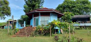 mały niebieski dom ze schodami prowadzącymi do niego w obiekcie Miss You Beach Resort Koh Mak w mieście Ko Mak