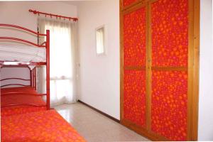 ポルト・サンタ・マルゲリータ・ディ・カオルレにあるHoliday home in Porto Santa Margherita 43164の赤いガラスのドアとベッドのある寝室