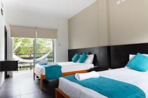 Łóżko lub łóżka w pokoju w obiekcie Ocean Blue Hotel