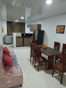 cocina y comedor con mesa y sillas en Apartamento turístico amoblado Barbosa en Barbosa