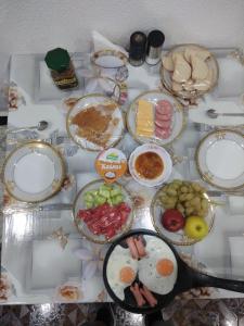 una mesa con muchos platos de comida. en Guest House Safina-S&D, en Samarkand