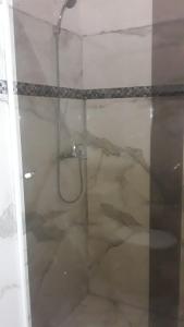 eine Dusche mit Glastür im Bad in der Unterkunft N6-CASA CÉNTRICA 2 DORMITORIOS Con AIRE ACONDICIONADO in Artigas
