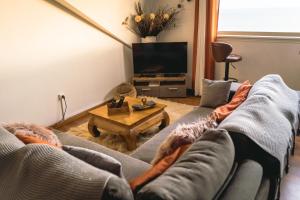 ein Wohnzimmer mit einem Sofa und einem Couchtisch in der Unterkunft Le Coin d'Azur in Petite Île