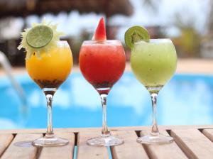 巴拉大的住宿－Paraiso da Barra，三杯酒,桌上放有水果
