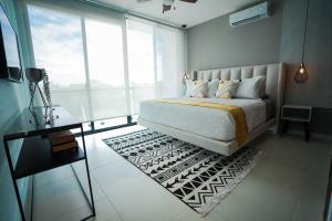 um quarto com uma cama e uma grande janela em Saria 7C Temozón em Mérida