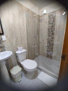 łazienka z toaletą i prysznicem w obiekcie Hotel Estaciones w mieście Guatapé