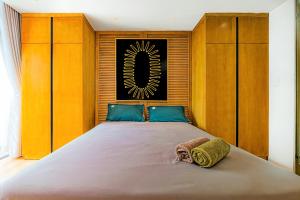 1 dormitorio con 1 cama grande y armarios de madera en Central Apartments - Free Gym & Pool, RiverGate Residence Building en Ho Chi Minh