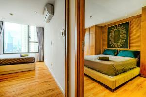 1 dormitorio con cama y ventana grande en Central Apartments - Free Gym & Pool, RiverGate Residence Building en Ho Chi Minh