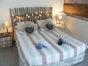 セットにあるParis-Sète T2 au coeur de Sèteのベッドルーム(青い枕の大型ベッド1台付)
