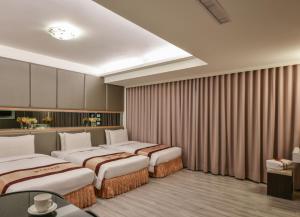 Postel nebo postele na pokoji v ubytování Harmonious Hotel