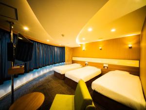 um quarto de hotel com duas camas e uma televisão de ecrã plano em Super Hotel Lohas Ikebukuro-Eki Kitaguchi em Tóquio