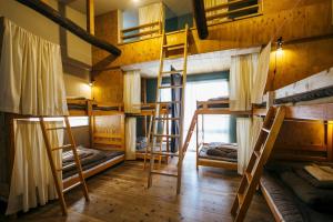 a room with bunk beds in a cabin at Torii-Kuguru in Okayama