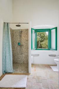 een badkamer met een douche, een wastafel en een raam bij Mas Ferrer by 123ole in Sant Andreu del Terri